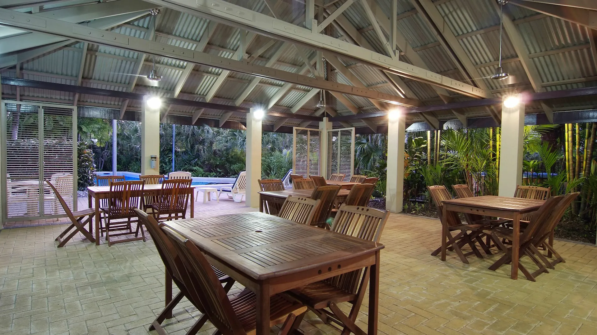 Trinity Beach Club Holiday Apartments